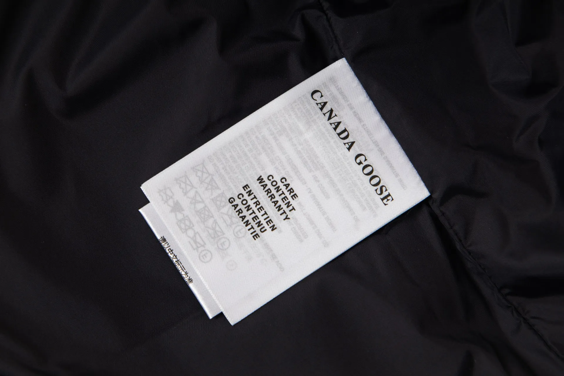 P370 Model No.: G116 Canada Goose classic down vest jacket top 1️⃣The authentic official website synchronizes the national standard 80 white duck down, never misleads such as 90 down or goose down, 100% nylon nylon lining double double-layer sealing design to prevent velvet running, the collar and pockets are made of top-grade polar fleece to keep warm and comfortable! Yoshida YKK provides original custom-made electroplated sliders. YKK two-way lockable zippers are tight and smooth and do not peel off paint! 2️⃣It is very youthful and energetic, and can be easily worn by both men and women. It is very in line with the fashion aesthetic concepts of today's young people! 3️��Full set of customized accessories, complete with three standards, same style for men and women, a must-have item for couples. Color: Black Size: XS~XXL